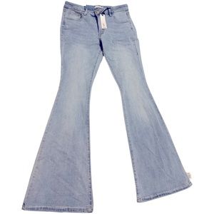 Low-Rise Flare Jean.